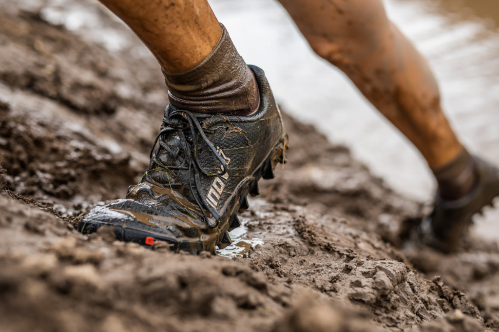 Giày chạy bộ thường xuyên dính những vết bẩn cứng đầu