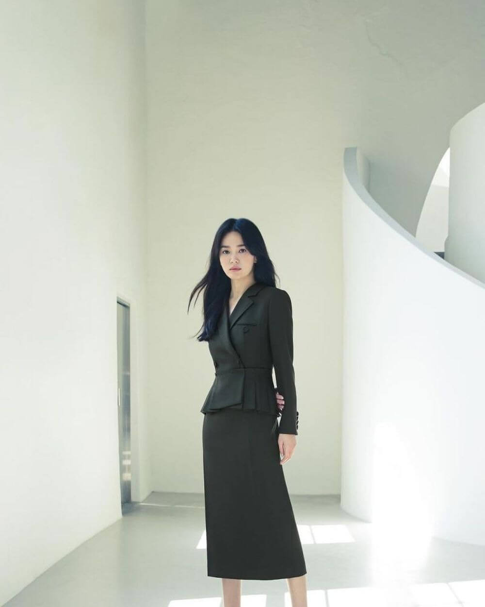 mặc chân váy đen dài cùng Song Hye Kyo
